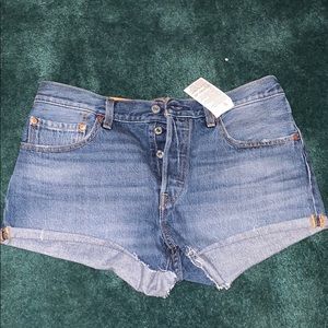 Levi’s 501 Jean shorts— tags on